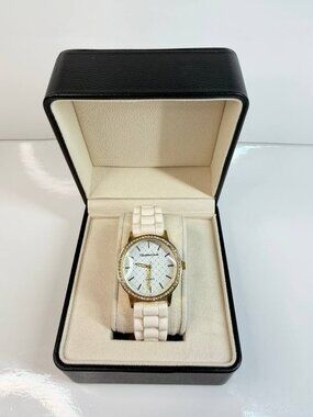 Montres Carlo Crystal Accent Watch – White & Gold Elegant Design